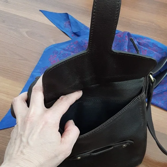 HEDGREN Brown Leather Crossbody Bag - Adjustable Strap - Great Condition - Picture 11 of 15